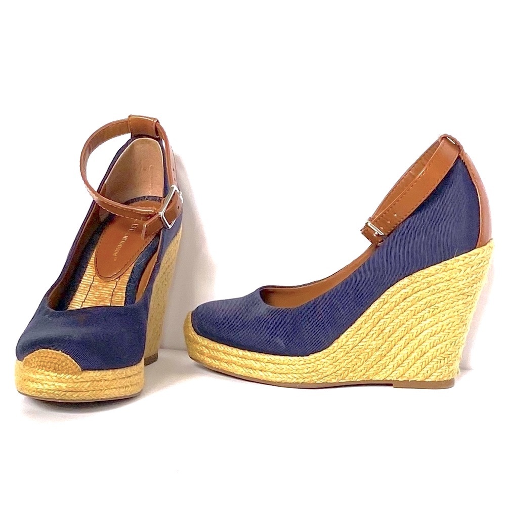 🖤BCBGeneration Canvas Wedges